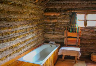A stunning yet classic en-suite bathroom