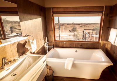Bathrooms with views over the dunes and shrub savannah