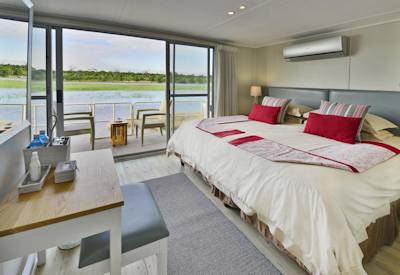 Large luxurious rooms part of the zambezi queen collection