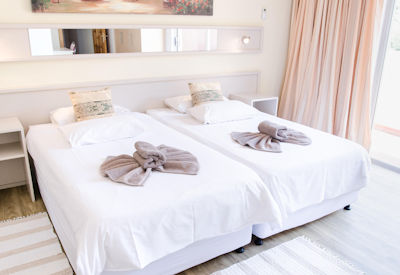 Twin rooms and suites with private bathroom