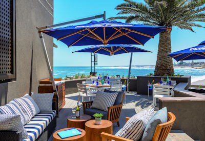 Lounge bar with air conditioning and room service