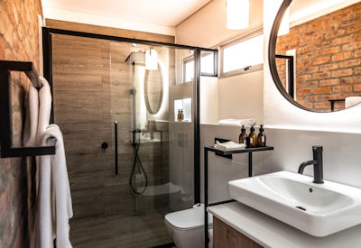 Large en-suite bathrooms with laundry service