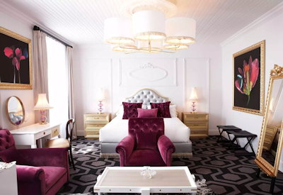 Deluxe suites with en-suite bathrooms