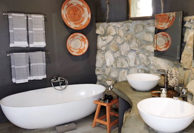 Large bathtub in the en-suite bathroom
