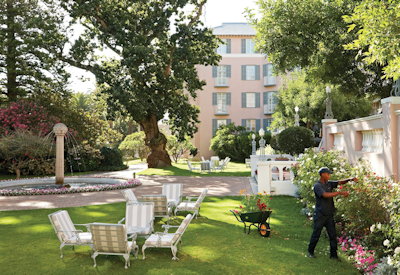 Buffet breakfast surrounded by expansive grounds