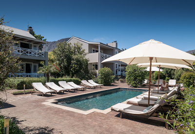 Swimming pool and breakfast area