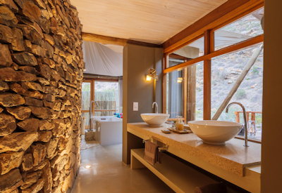 En-suite bathrooms with outdoor shower