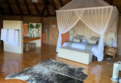 Spacious thatched safari suite with king-size bed at Amakhala Bush Lodge Amakhala Reserve