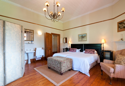 Elegantly furnished room with historical paintings at Leeuwenbosch Country House Amakhala Reserve