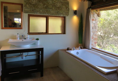 En-suite bathroom with bathtub at Amakhala Woodbury Lodge Amakhala Private Game Reserve Eastern Cape