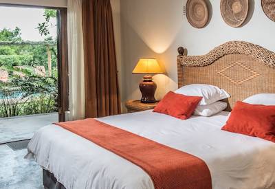 Spacious en-suite bedroom with king-size bed at Kariega Homestead Kariega Private Game Reserve