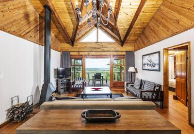 Spacious family-friendly log chalet at Kariega Main Lodge malaria-free Kariega Game Reserve