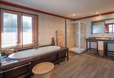 Luxury en-suite bathroom with bath and shower at Kariega Ukhozi Lodge Kariega Game Reserve