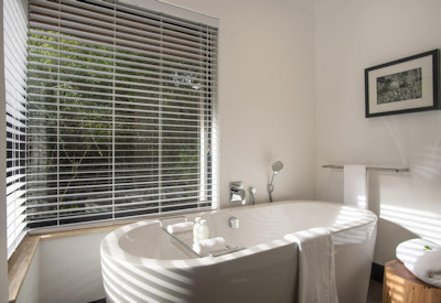 Bathtub with panoramic Shamwari Game Reserve cliff views at Shamwari Eagles Crag Lodge