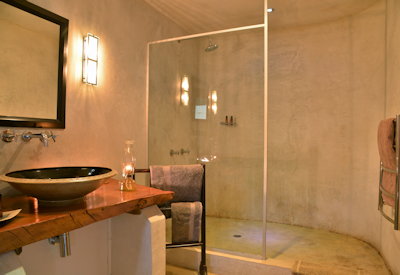 En-suite bathroom with indoor and outdoor showers at Sibuya Bush Lodge Sibuya Game Reserve
