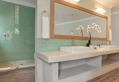 Large and luxurious en-suite bathrooms