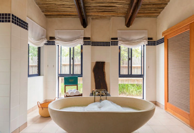 Guest bathrooms with beatiful free standing bath tubs