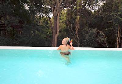 Rim flow pool with excellent wildlife sightings