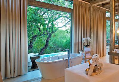 En-suite bathroom overlooking the Klaserie River