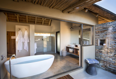 En-suite bathrooms with bathtubs with a view