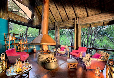 Thatched bedroom with mosquito nets and electric blankets at Jaci's Safari Lodge Madikwe