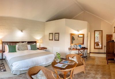 En-suite bedroom with king-size bed at Fugitives Drift Guest House KwaZulu-Natal