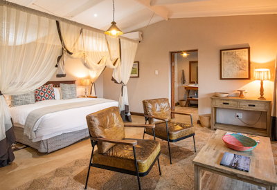 Spacious luxury en-suite bedroom at Fugitives Drift Lodge KwaZulu-Natal Battlefields