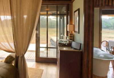 Open-fronted en-suite bathroom with freestanding bathtub at AndBeyond Phinda Vlei Lodge