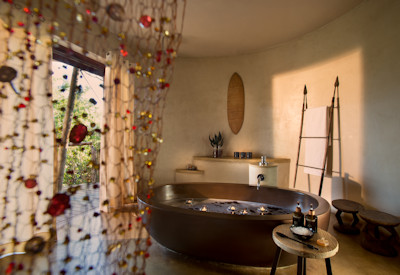 Private en-suite bathrooms with bathtub