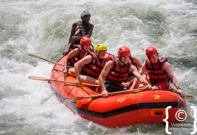 Raft guide steering grade 4 rapid Nile River Uganda Jinja