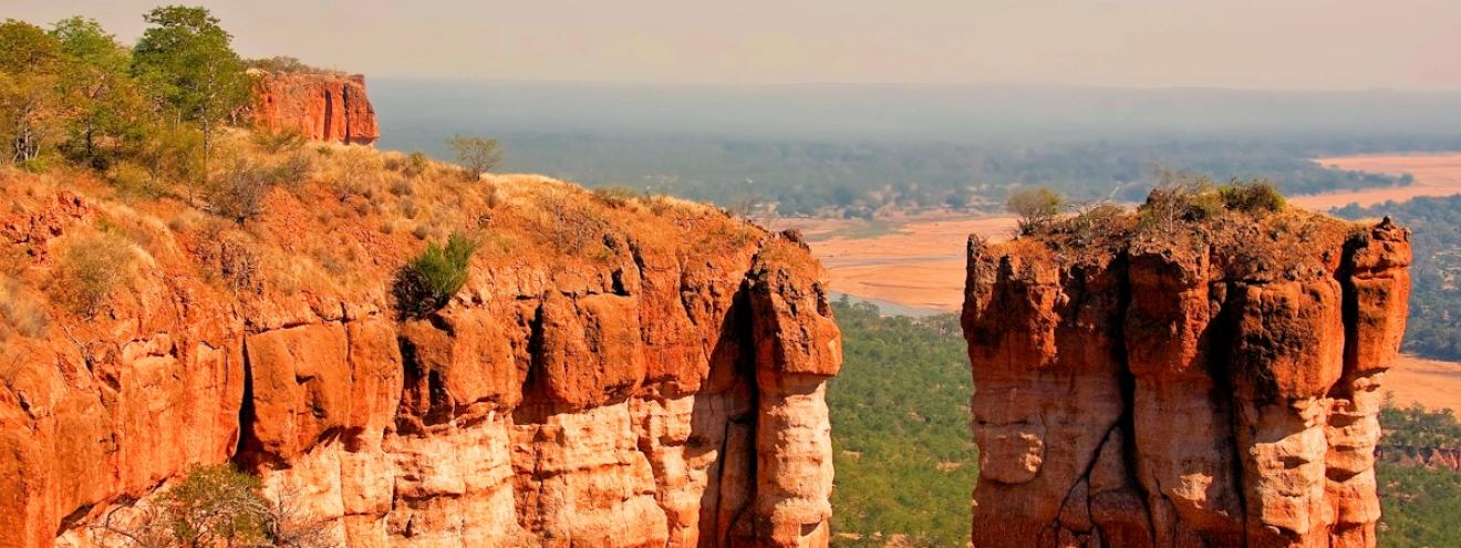 Gonarezhou National Park 5000km² Chilojo Cliffs 11000 elephants Zimbabwe second largest