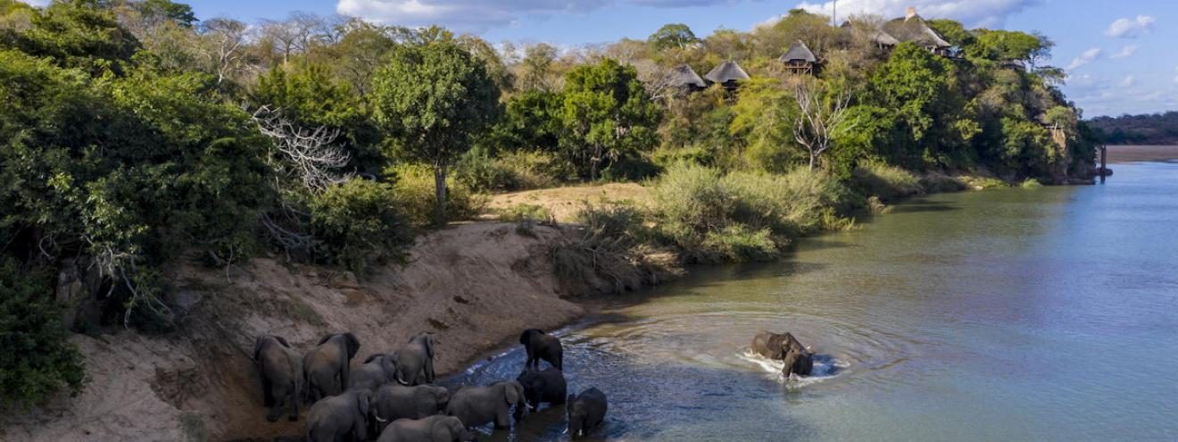 Chilo Gorge Safari Lodge 10 thatched suites cliffs above Save River Gonarezhou Zimbabwe