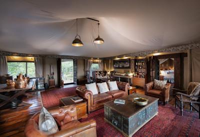 Dining room with dining table and lounge