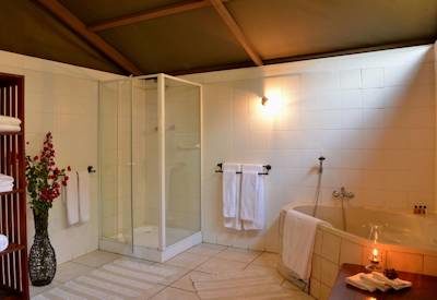 Large en-suite bathrooms