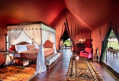 Large and luxurious tented suites