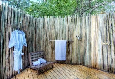 Okuti outdoor showers