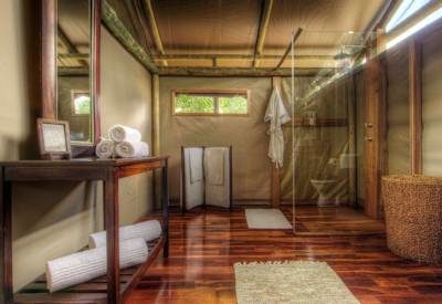 En-suite bathroom on the edge of Shinde Lagoon