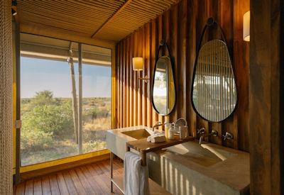En-suite bathroom with views ocer surrounding mopane woodland