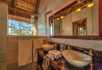 Island Camp en-suite bathrooms