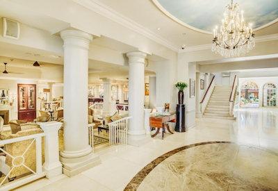 Central guest and lounge area