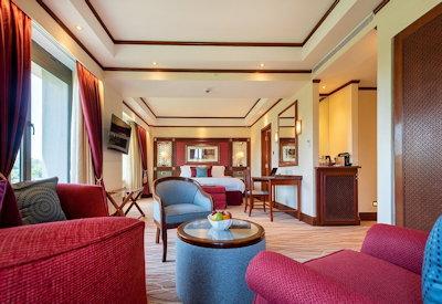 A large and spacious hotel suite