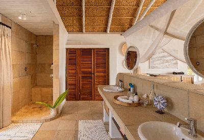 En-suite bathrooms with indoor and outdoor showers