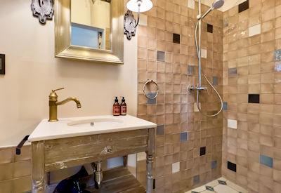Stunning and large en-suite bathrooms with shower
