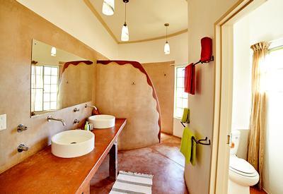 En-suite bathrooms with hot water