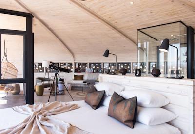 En-suite bedroom within a few steps of a swimming pool