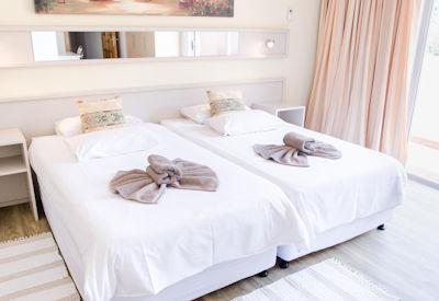 Twin rooms and suites with private bathroom