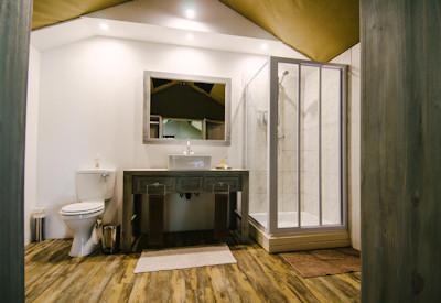 Large and luxurious en-suite bathroom