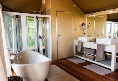 Tastefully decorated en-suite bathrooms with bath