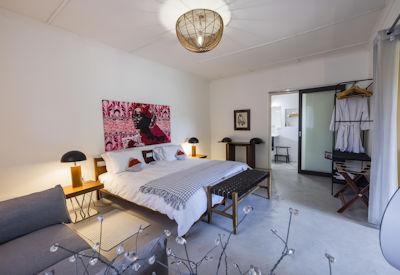 Luxurious safari suites with en-suite bathrooms