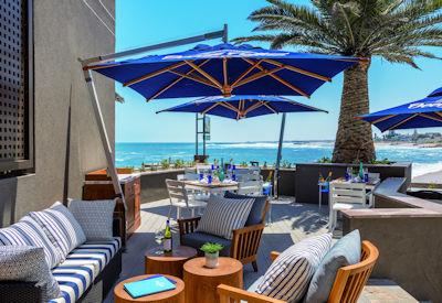 Lounge bar with air conditioning and room service